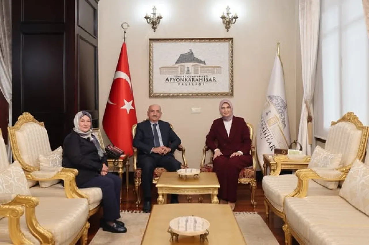 Afyonkarahisar Valisi Yiğitbaşı, Eski Bakan Müezzinoğlu'nu Makamında Ağırladı